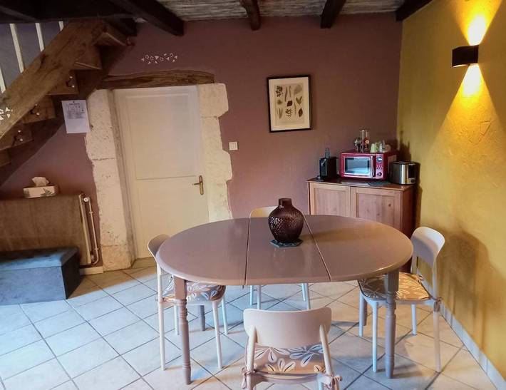Location de vacances pour 3 personnes, avec piscine et jardin ainsi que vue et terrasse, adapté aux familles à Condat-sur-Trincou - 4