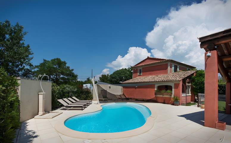 Maison de campagne pour 6 personnes, avec vue sur le lac et jardin, adapté aux familles dans le Vaucluse