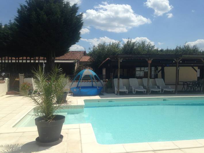 Gîte pour 10 personnes, avec terrasse et sauna ainsi que jardin et piscine
