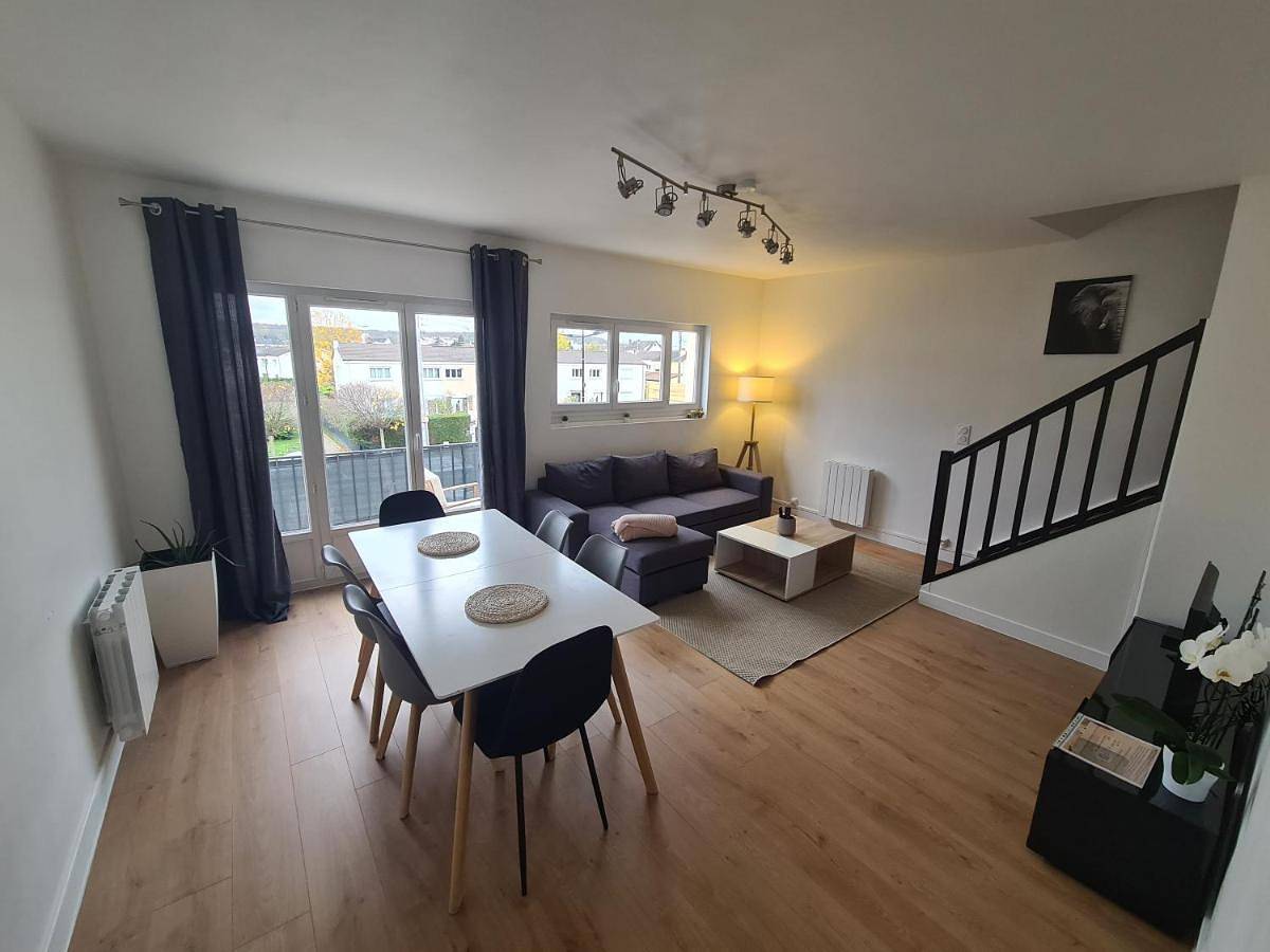 Appartement entier, Duplex familial proche gare et hyper centre ville in Villepreux, Yvelines