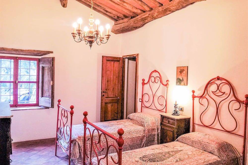 House with private pool and panoramic views 20km from Pisa, 1km from village in Buti, Pisa Provinz