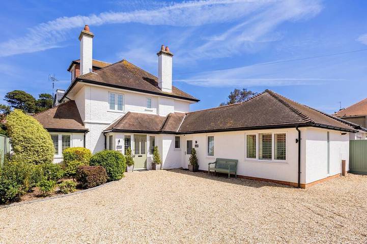 Last minute apartment for 4 people, with Terrace and Garden in Bournemouth