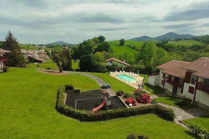 Appartement de vacances pour 6 personnes, avec jardin ainsi que piscine et vue