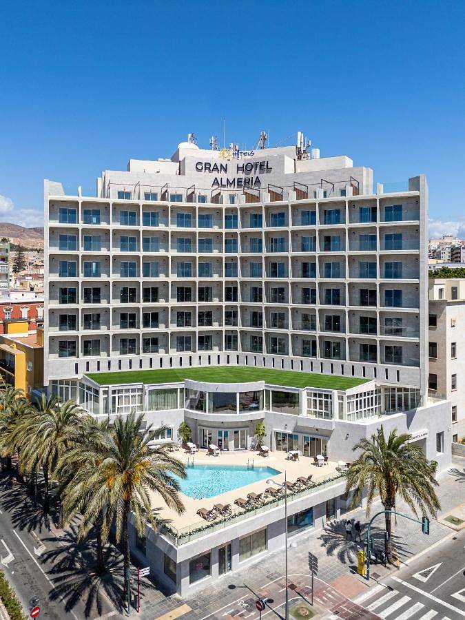 Hôtel, avec Balcon et Terrasse ainsi que Piscine et Vue