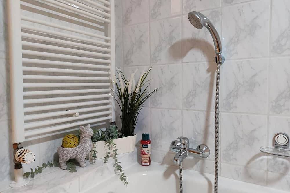 Ganze Wohnung, Großzügige Ferienwohnung (77 qm) für 2 Personen mit Terrasse in Windberg, Ostbayern