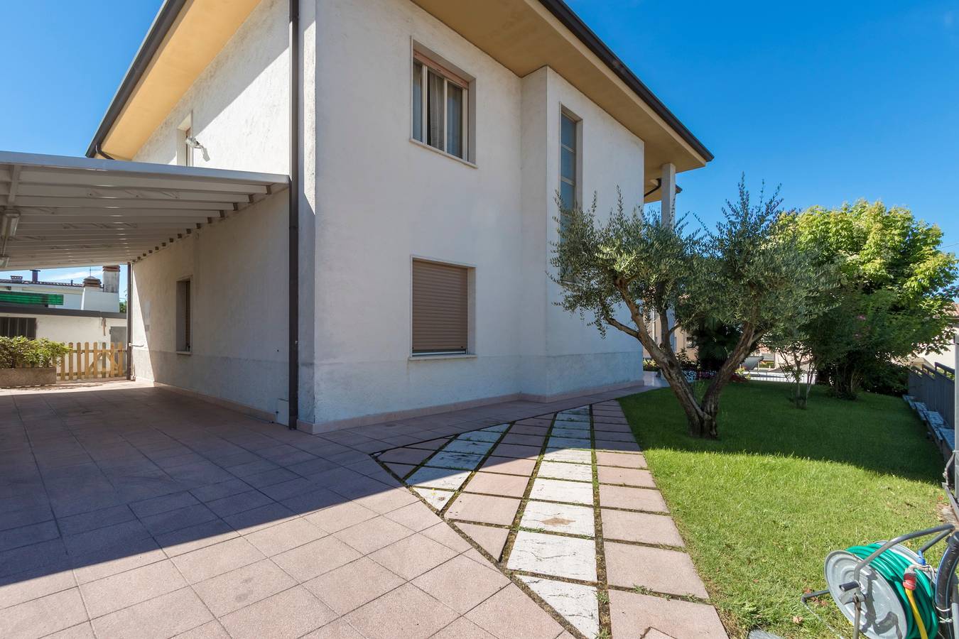 Ganze Wohnung, Ferienwohnung 'La Maison De Mely' mit Privatterrasse, Wi-Fi und Klimaanlage in Castelnuovo del Garda, Gardasee-Berge