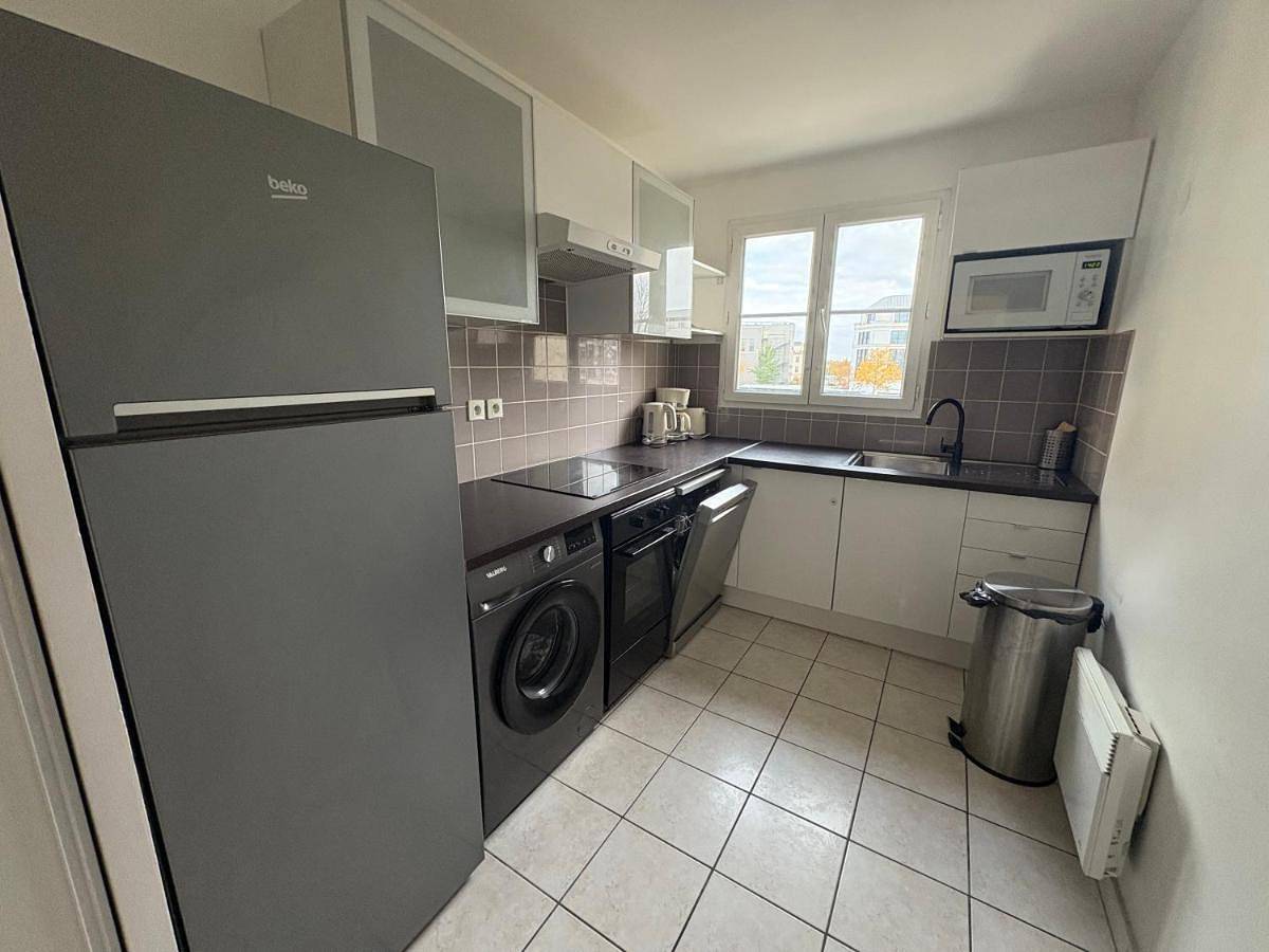Appartement entier, Four-Bedroom Apartment with Balcony in Chessy, Seine-et-Marne