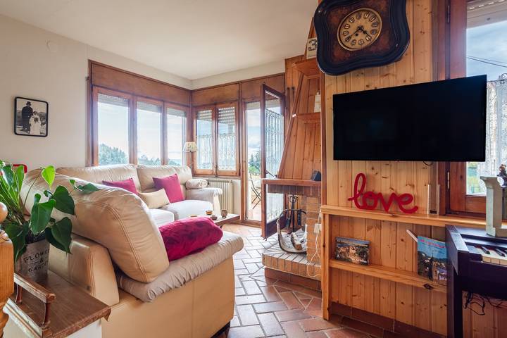 Apartamento entero, Estudio privado 'Can Mussol' con terraza, balcón y Wi-Fi in San Hilario Sacalm, Provincia de Gerona