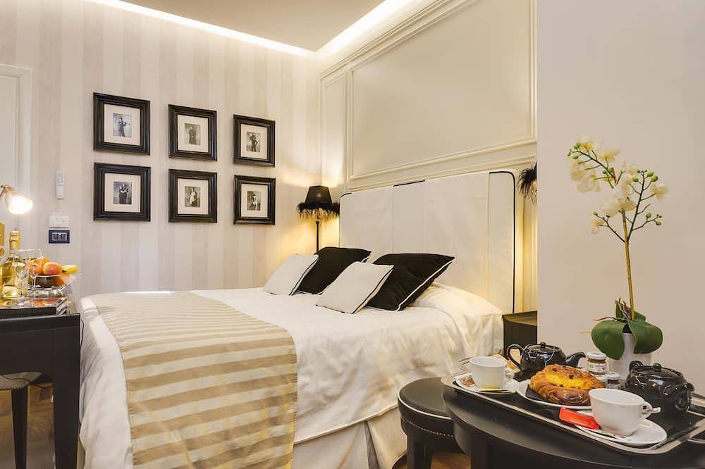 Colosseum Deluxe room and bathroom ensuite in Rome City Center, Rome