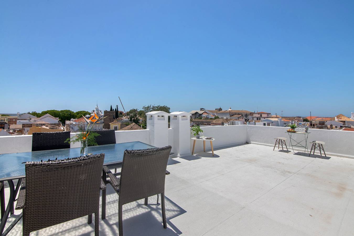 Apartamento inteiro, Apartamento 'Downtown Lux' com terraço partilhado, acesso Wi-Fi e ar condicionado in Faro, Ria Formosa