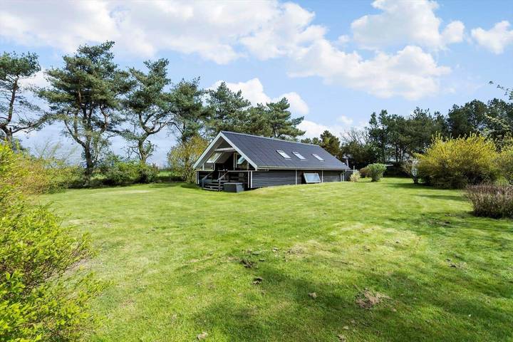 Ferieudlejning for 4 personer, med terrasse og have på Langeland