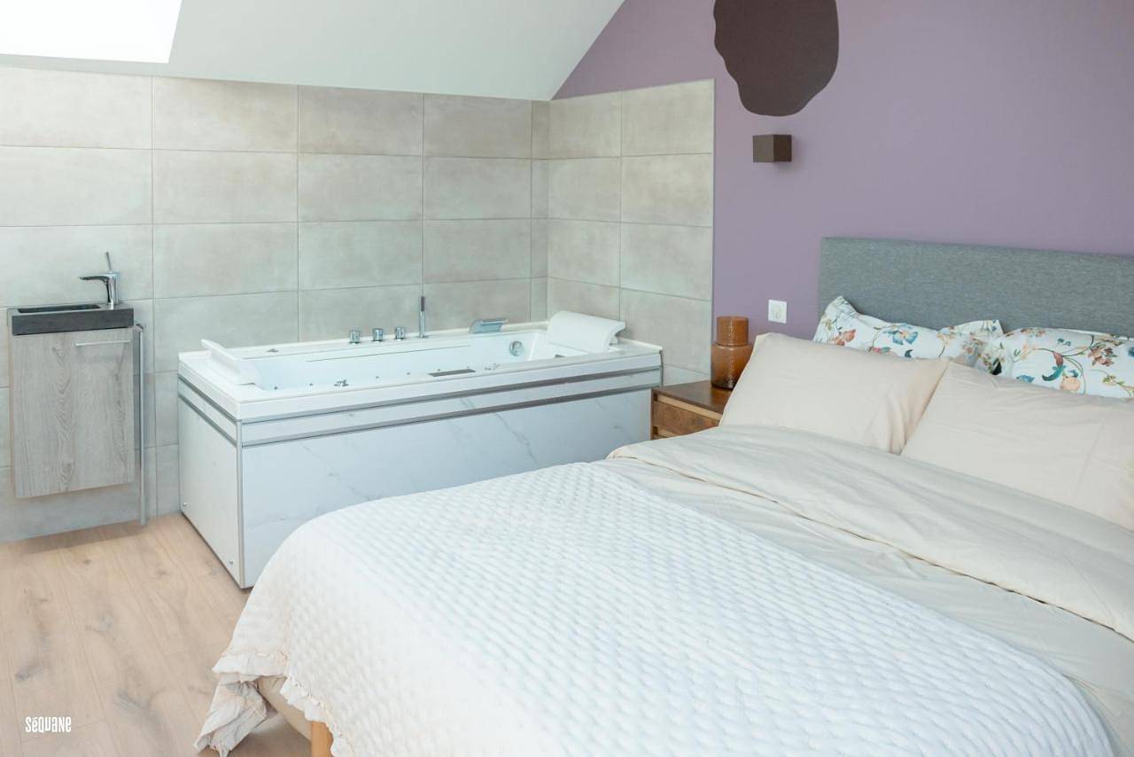 Appartement entier, Baignoire Balnéo romantic experience - L'époque in Pays de Pontarlier, Jura Francais