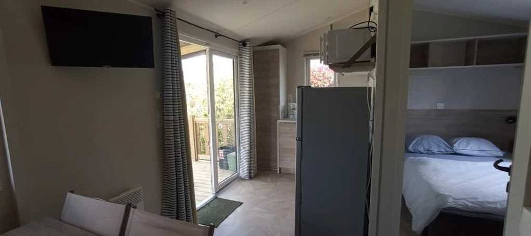 Mobil home pour 2 personnes, avec bassin pour enfant et sauna, animaux acceptés à Pouldreuzic - 3