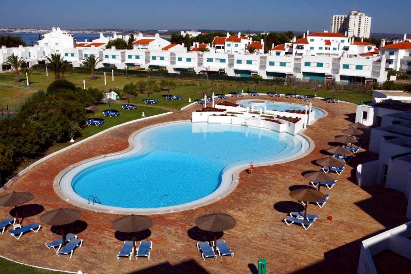 Casa Realengo direkt am Strand und 3 Gemeinschaftspools in Praia da Prainha, Alvor