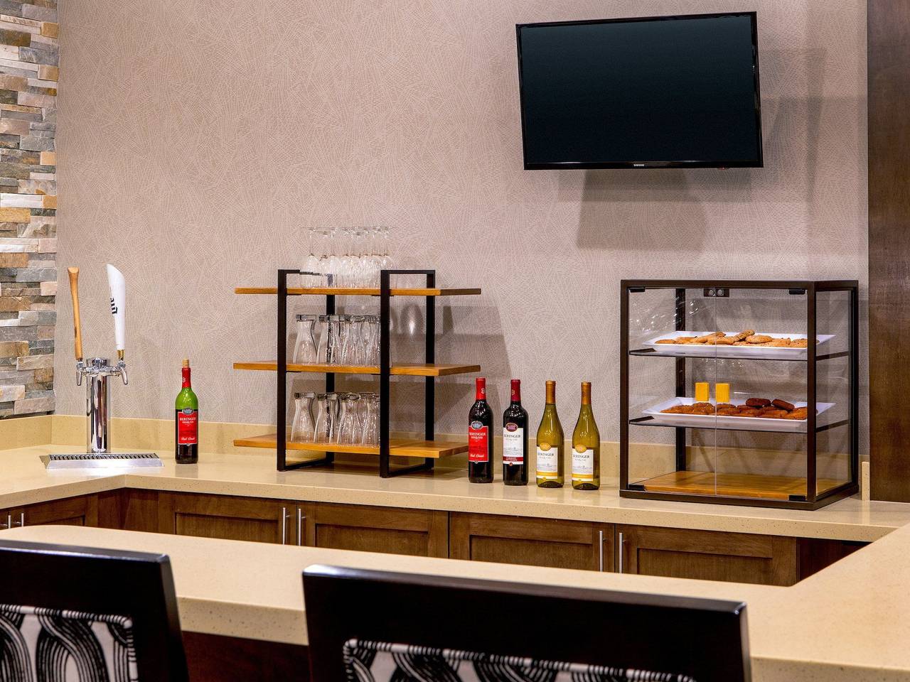 Ganzes Studio, Staybridge Charlottesville Airport in Albemarle County