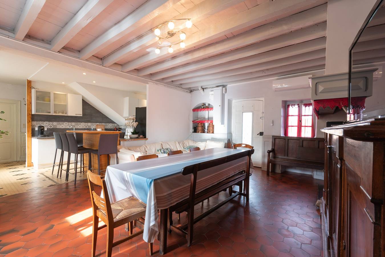 La Maison Du Soleil - L'aulhère, Avec Jacuzzi 6p avec Terrasse et Climatisation in Ledeuix, Béarn