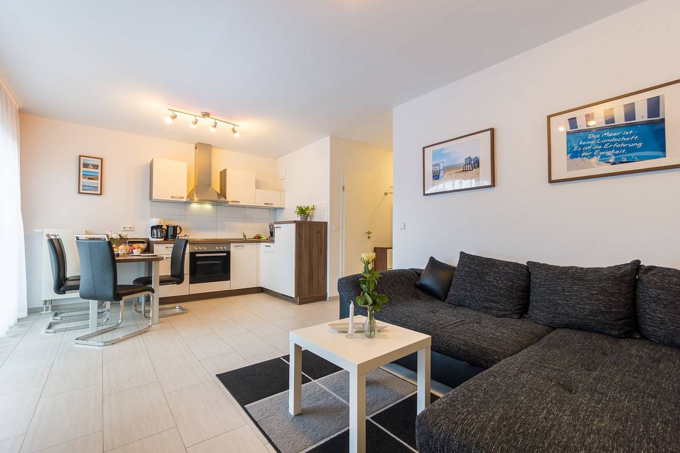 Ganze Wohnung, Helle Ferienwohnung mit großem Südbalkon, wenige Meter zum Strand in Breege, Rügen