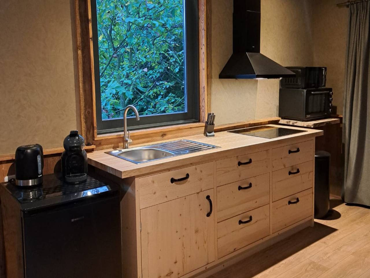 Unique 2-person tree house with sauna, outdoor shower and outdoor spa in Werkendam in Werkendam, Parc national De Biesbosch