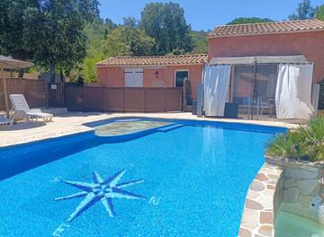 Gîte pour 8 personnes, avec piscine et jardin ainsi que jacuzzi et terrasse à Néoules