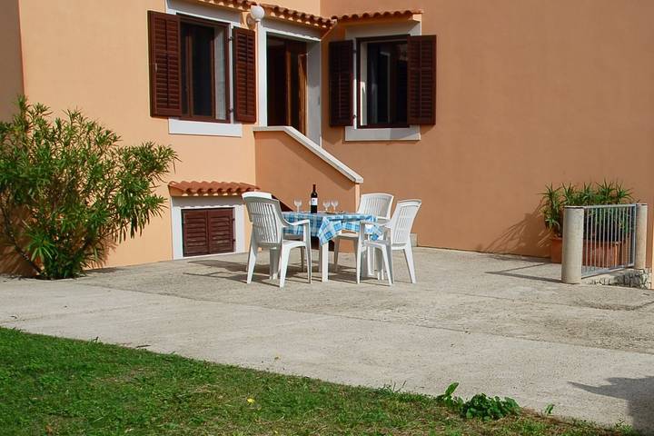 Ganze Wohnung, Ferienwohnung Alya mit großer Terrasse mit Meerblick 300m vom Strand in Nerezine, Lošinj (Kvarner Bucht)