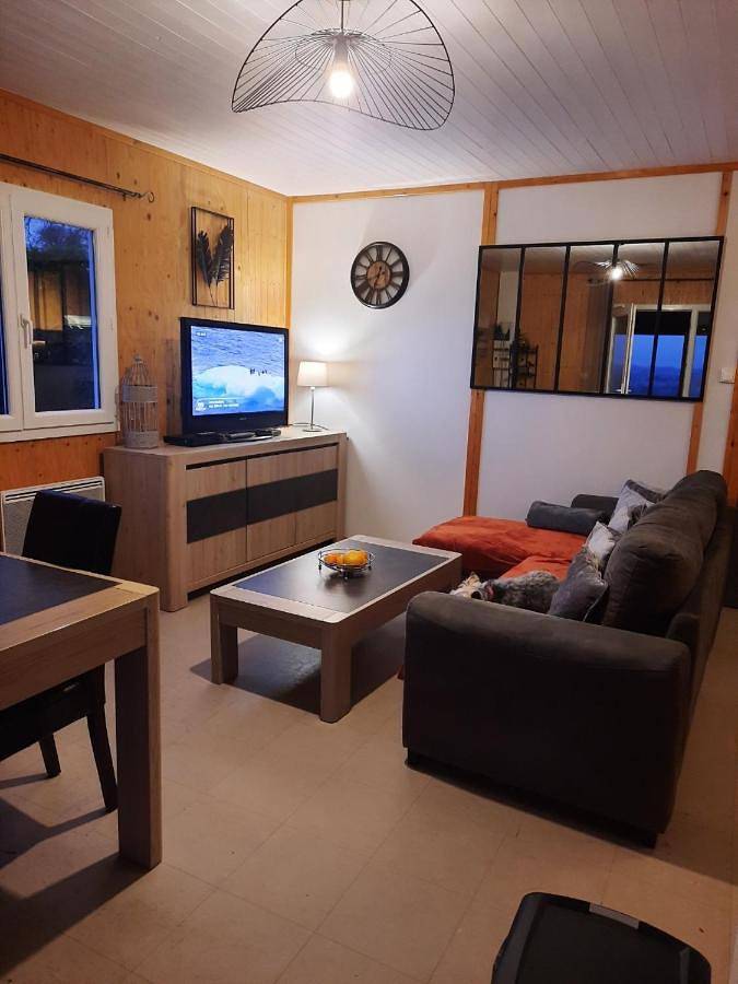 Three-Bedroom Chalet in Saint-Germain-de-Tallevende-la-Lande-Vaumont, Région de Vire