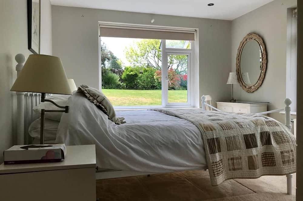 Phoenix Cottage -  a house that sleeps 8 guests  in 3 bedrooms in Kippford, Dumfries and Galloway