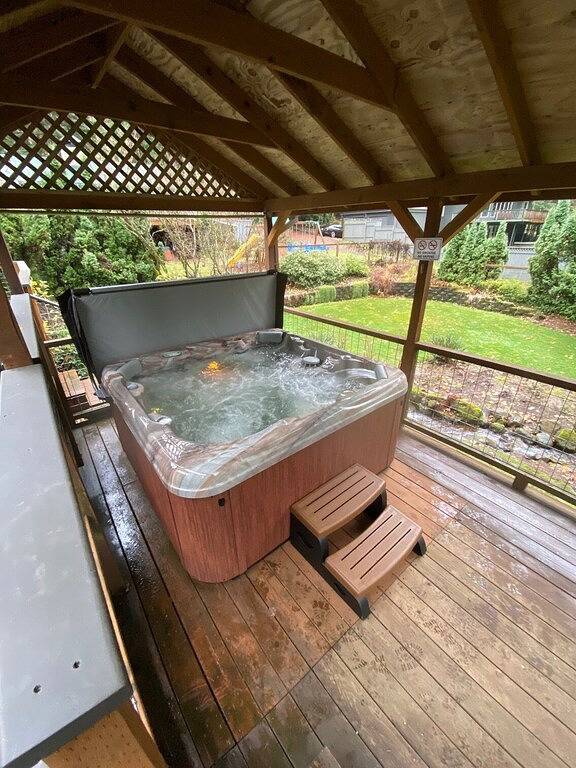 Feel at home in the mountains by a creek w/hot-tub in Welches, Mount Hood