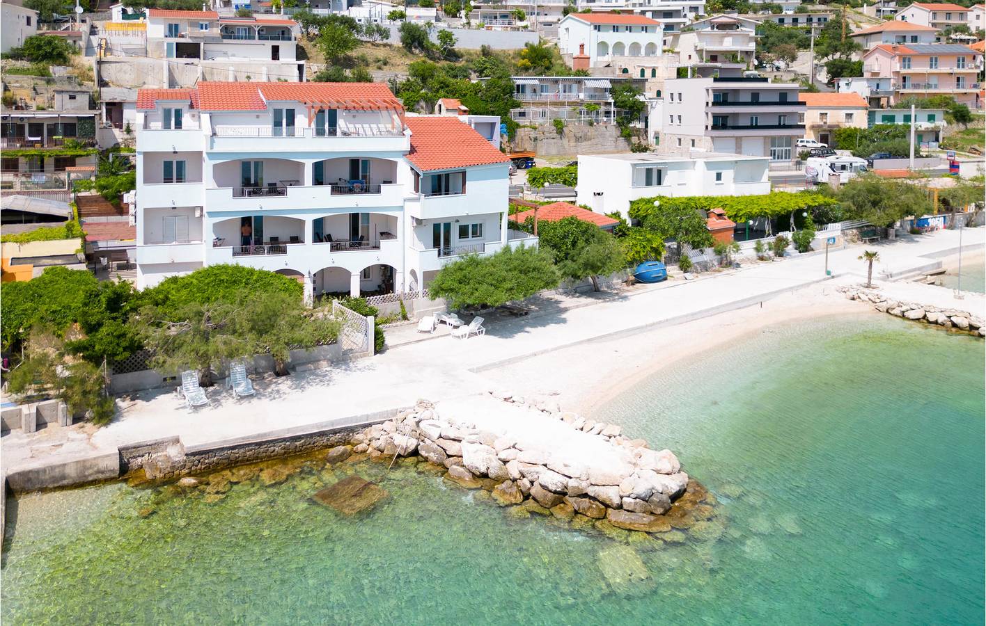 Ganze Ferienwohnung, Gemütliche Ferienwohnung mit Terrasse, WLAN und Parkplatz, 1 km vom Strand entfernt in Jesenice, Split-Dalmatien