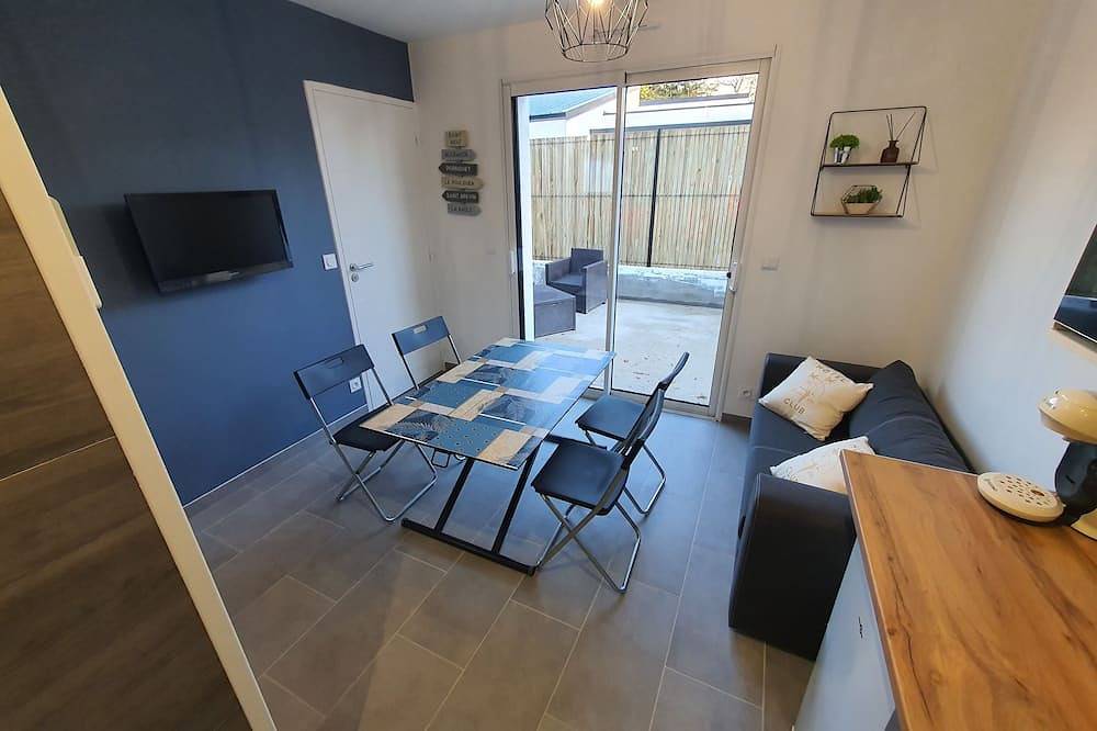 Appartement entier, Agréable micro maison (Studio) avec terrasse proche mer (5km) in Saint-Molf, Côte d'Amour