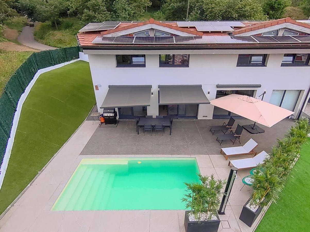Chalet con piscina climatizada y vistas a Bilbao in Bilbao, Vizcaya