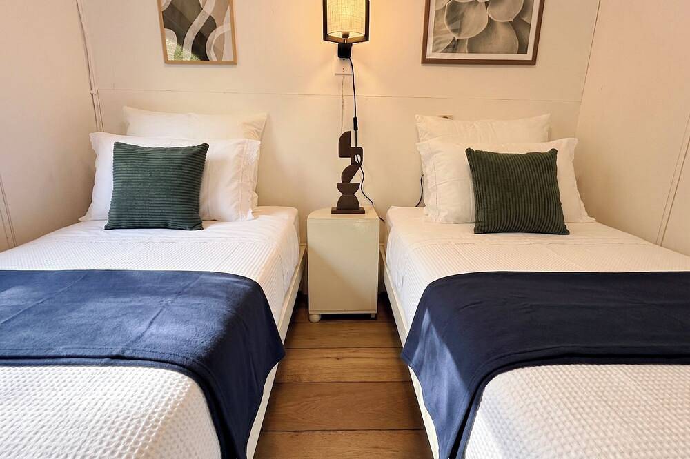 Évadez-vous dans cette cabane chaleureuse en pleine nature, un refuge rural parfait pour jusqu’à 6 personnes, avec 2 chambres, une cuisine entièrement équipée, un Wi-Fi rapide, la climatisation et un grand jardin privé avec parking gratuit. in Tilbourg, Brabant-Septentrional