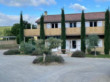 Gîte pour 2 personnes, avec piscine ainsi que vue et terrasse à Saint-Georges-de-Luzençon