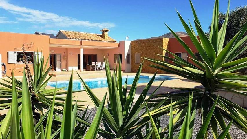 Finca für 9 Personen, mit Terrasse und Garten sowie Pool und Ausblick