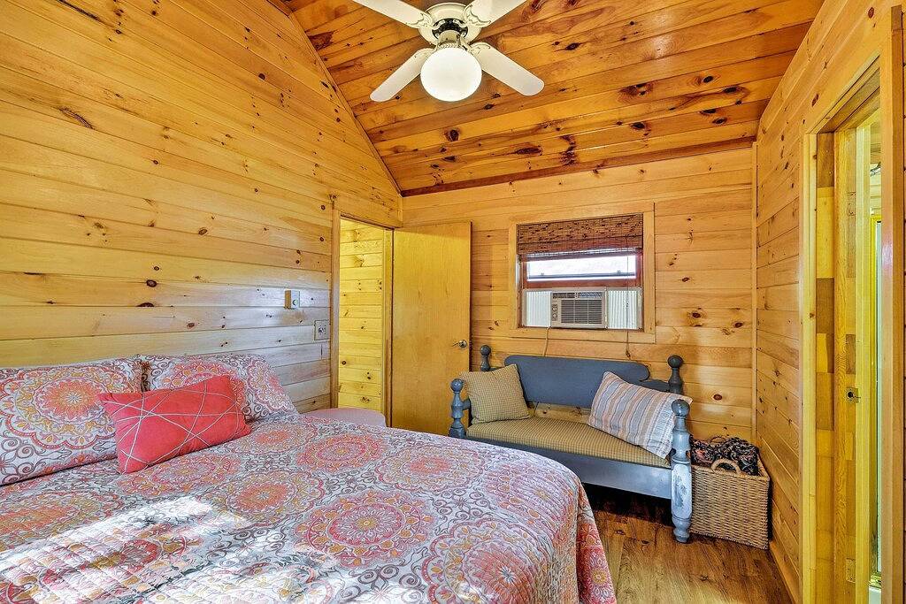 Bolton Landing Cottage w / Deck - Gehen Sie zum Strand! in Bolton Landing, Adirondack Mountains