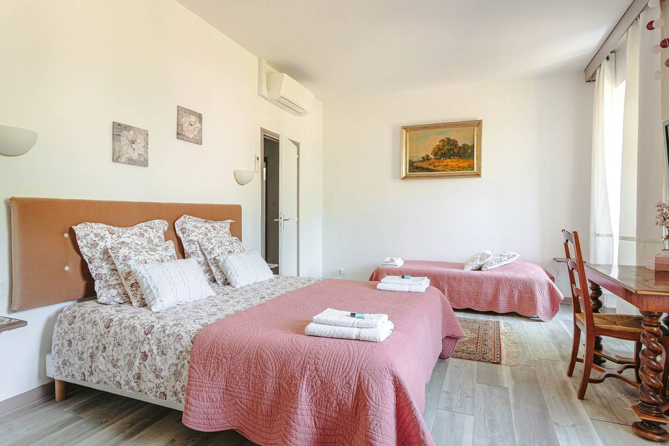 Chambre d’hôtes « Rubis » avec jardin privé, Wi-Fi et climatisation in Genouillé, Région de Rochefort