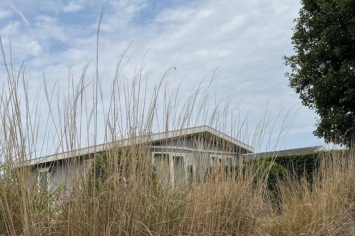 Strandhuisje voor 4 personen, with zwembad and whirlpool as well as terras and tuin in Zeeuws-Vlaanderen