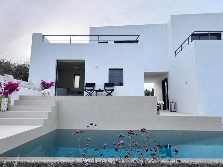 Villa pour 3 personnes, avec vue ainsi que piscine et balcon dans Milos