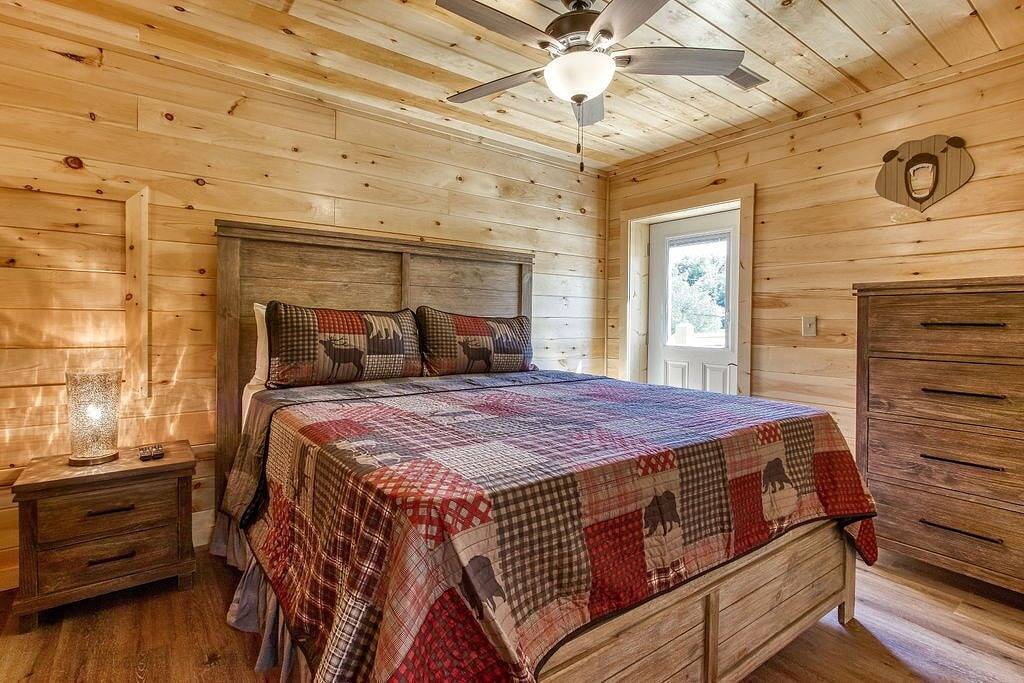 Pigeon Forge Getaway, Hot Tub, Game Room, Wifi, $560 Free tickets each paid day! in Pigeon Forge, Sevier County