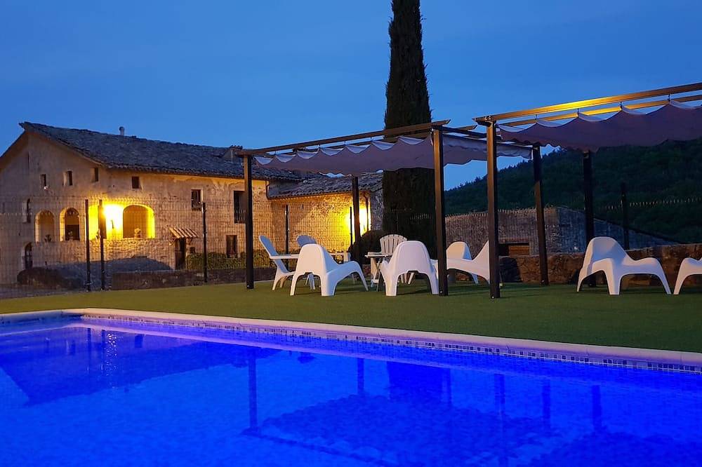 Casa rural de alquiler íntegro con piscina privada para 22 a 100km de Barcelona in Las Llosas, Pirineo Catalan