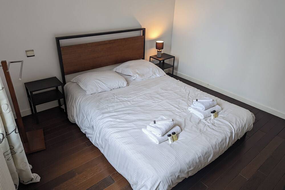 Quiet townhouse on the front shore, nearby restaurants & shops, 10m from the sea in Luc-sur-Mer, Caen region