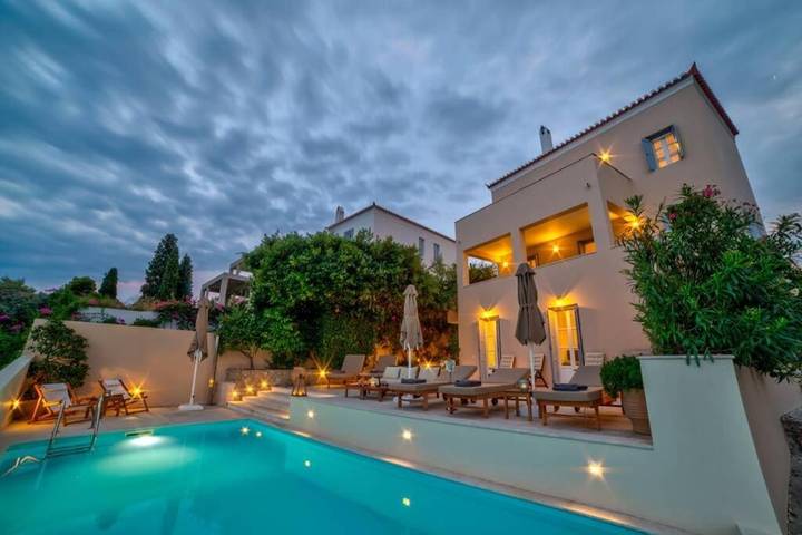 Location de vacances pour 9 personnes, avec vue ainsi que piscine et terrasse dans Spetses - 2
