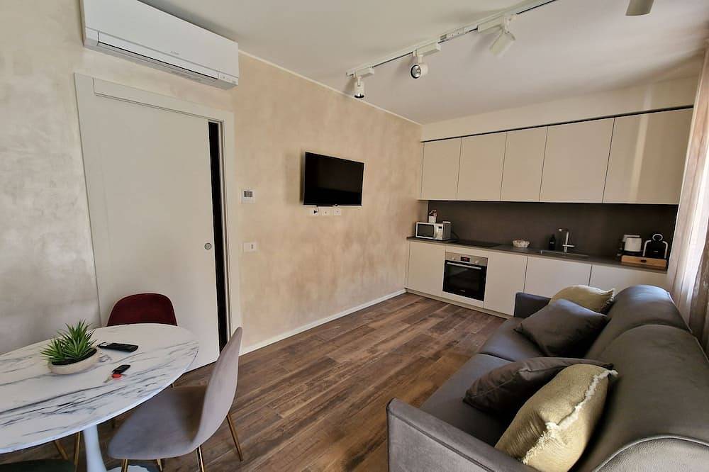 Entire apartment, Vr House: cozy apartment 15 minutes from Milan and 5 minutes from Rho Fiera in Rho, Milan Province