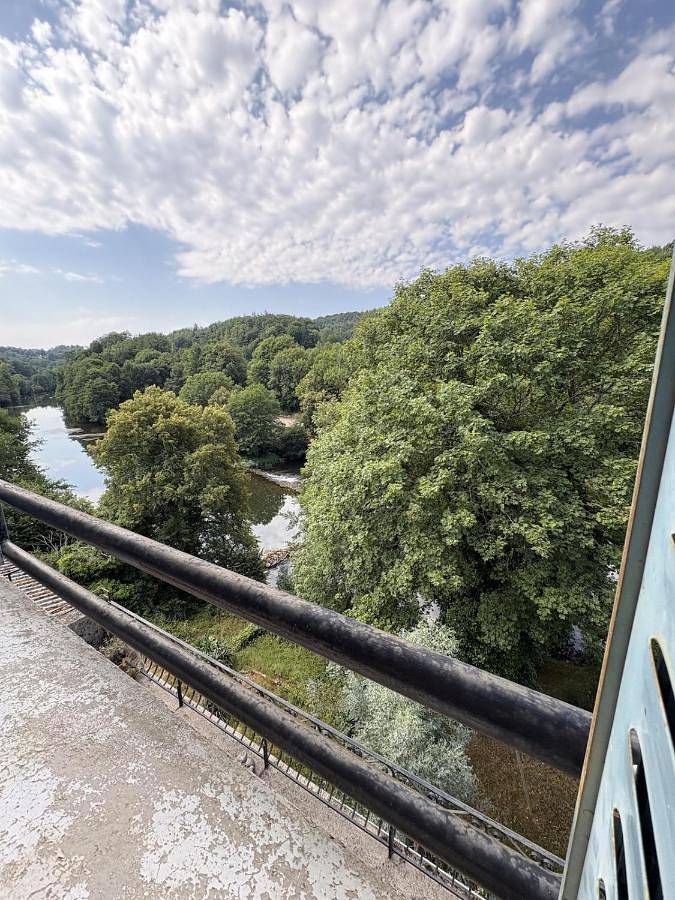 Appartement entier, Appartement calme avec extérieur in Laroquebrou, Région d'Aurillac