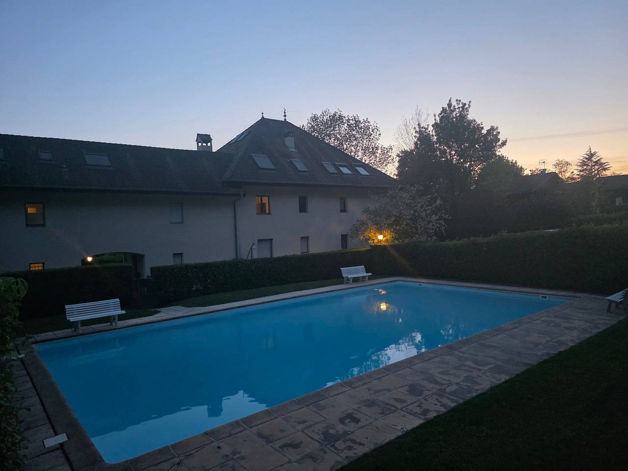 Ganze Wohnung, Moderner Komfort mit Pool und Garten, Nähe See in Menthon-Saint-Bernard, Annecy und Umgebung