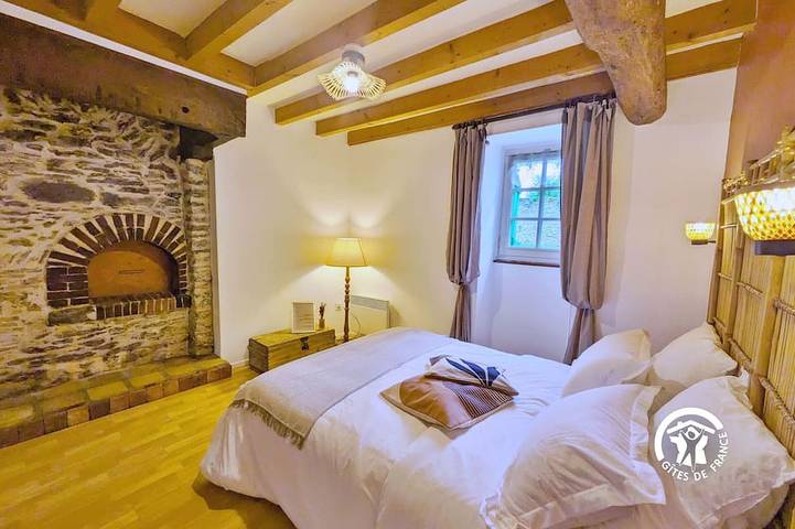 Charmantes Coëvrons: Maison de Campagne Authentique avec Jardin, Idéale pour Familles et Animaux in Saint-Christophe-du-Luat, Mayenne