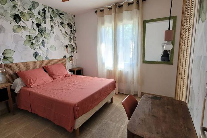 House with a yard in a quiet neighborhood in Entraigues-sur-la-Sorgue, Vaucluse