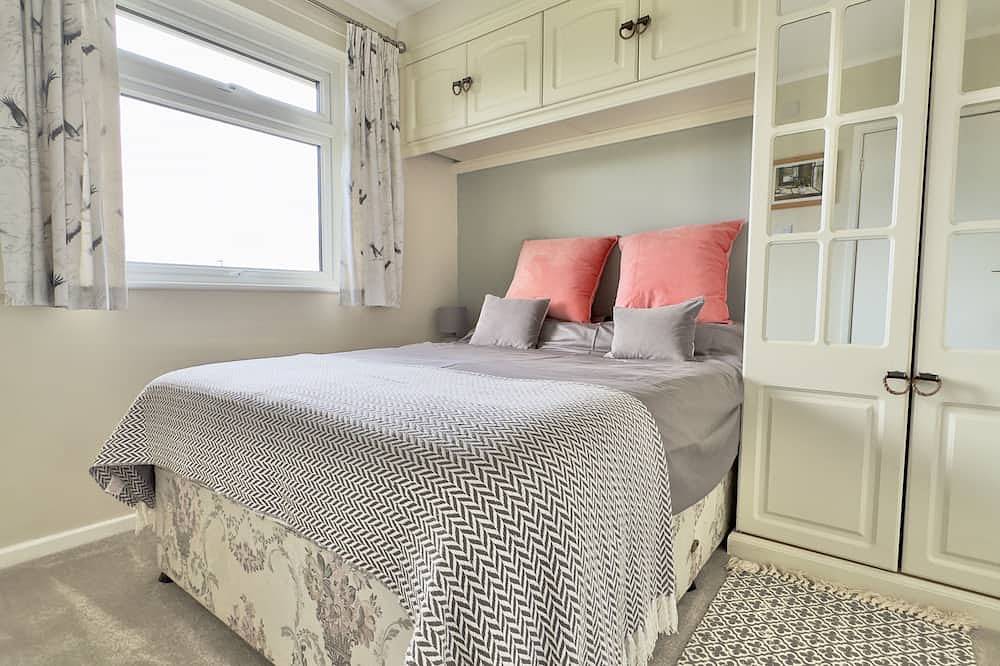 Sleeps 6 guests, ample driveway parking, front and rear gardens. Pets welcome in Padstow, Cornwall