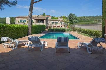 Gîte pour 12 personnes, avec terrasse ainsi que piscine et jardin, animaux acceptés à La Roquebrussanne