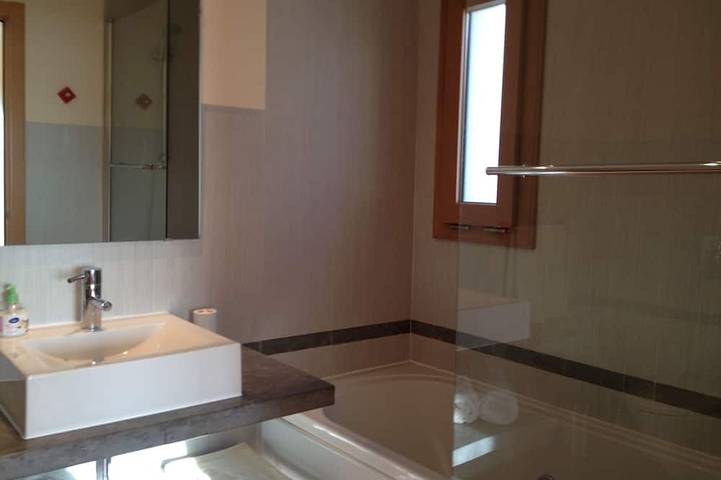 Ganze Wohnung, Luxus 2 Bett / 2 Bad Apartment, A / C, Free Wifi, Pool, 5 Minuten zum Strand in Praia do Burgau, Budens