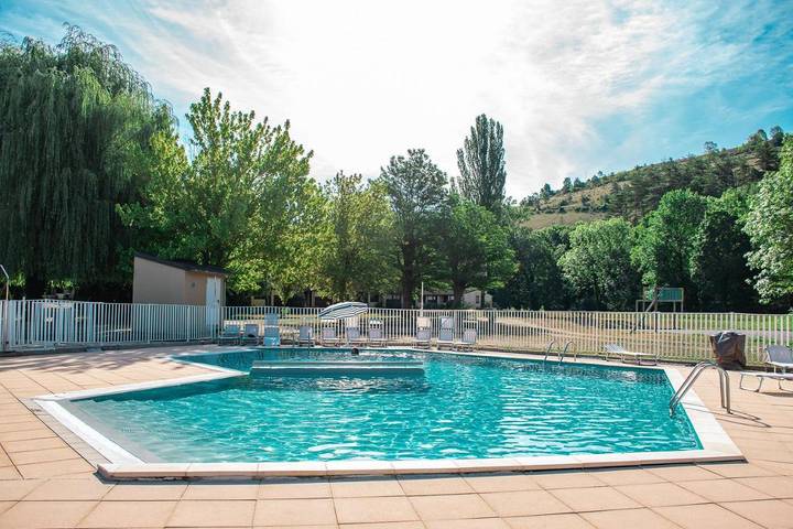 Parc de vacances pour 4 personnes, avec bassin pour enfant et jardin ainsi que piscine et terrasse, animaux acceptés à Marvejols